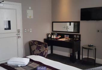 The Bath Arms Wetherspoon allows 18 year olds to book a room