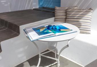 Ammos Studios has Balcony rooms