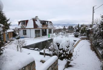 Holiday House Kubrat has rooms with a private hot tub