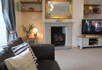 Tide House Seaside Holiday Cottage has Balcony rooms