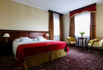 Tur  wka Hotel & Spa has rooms with a private hot tub