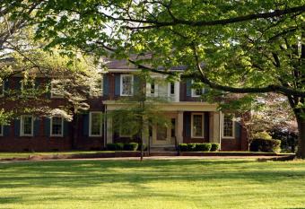 Charred Oaks Inn has Balcony rooms