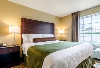 Cobblestone Inn & Suites - Oberlin has rooms with a private hot tub