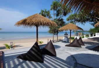 Lanta Sea House has Balcony rooms