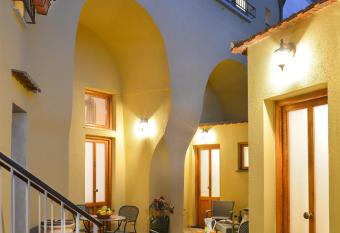 Casa Nannina allows 18 year olds to book a room