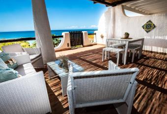 Villa Sciacca Lumia has Balcony rooms