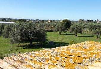 Villa Klinai has rooms with a private hot tub