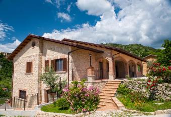 Il Casale Della Regina has Balcony rooms