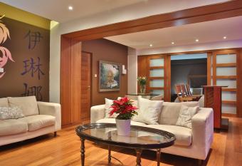 Sofouli Suites has rooms with a private hot tub