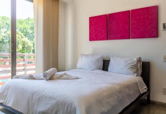 Infinito Apartment 102 allows 18 year olds to book a room