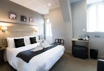 Studio    la plage allows 18 year olds to book a room