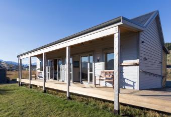 Shotover Country Cottages has Balcony rooms