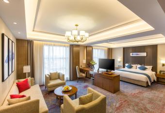 Wan Yue Grand Skylight Hotel has rooms with a private hot tub