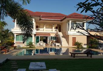 East Shore Pattaya Resort has Balcony rooms