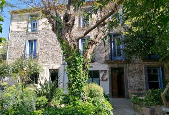 Zoralie allows 18 year olds to book a room