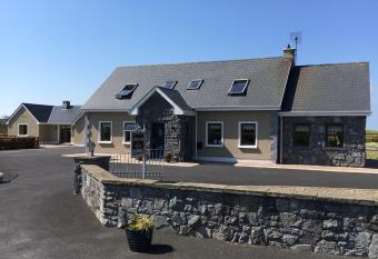 O Learys Lodge has Balcony rooms