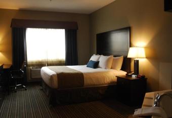 Best Western PLUS Fort Saskatchewan Inn & Suites has rooms with a private hot tub