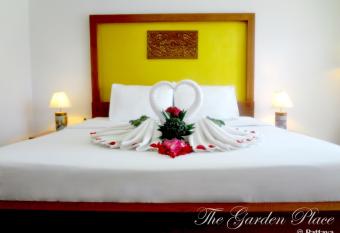 The Garden Place Pattaya has Balcony rooms