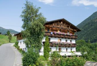 Pension Neuhaushof has Balcony rooms