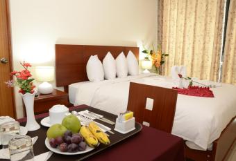 Casa Real Hoteles has rooms with a private hot tub