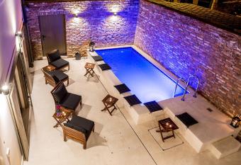 Splendida Palace allows 18 year olds to book a room