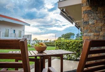 Royalty Suites Seaside has Balcony rooms