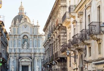 Duomo Suites & Spa has rooms with a private hot tub