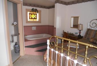 Landmark Inn has rooms with a private hot tub