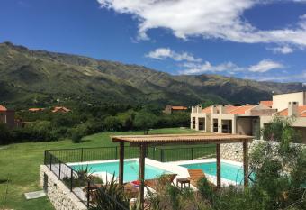 Parque Los Nogales Apart Hotel allows 18 year olds to book a room