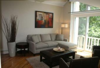 Roscoe Village Guesthouse has Balcony rooms