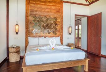 Sound of The Sea Villa has rooms with a private hot tub