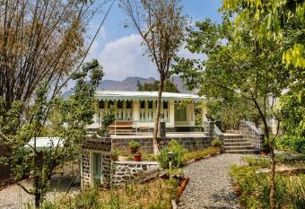 The Bungalows Lake Side, Naukuchiatal by Leisure Hotels has Balcony rooms