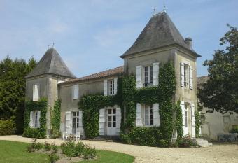 Le Logis De Ruelle has Balcony rooms