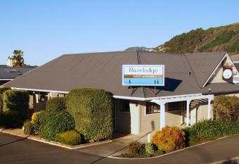 Riverlodge Motel allows 18 year olds to book a room