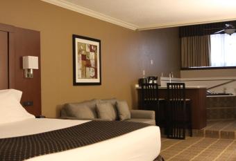 Wyndham Garden Warsaw has rooms with a private hot tub