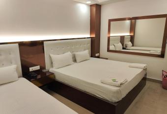 Hotel Apple Villa - Behind Chabad House - Paharganj - New Delhi allows 18 year olds to book a room
