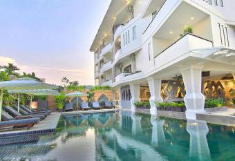 Central Suite Residence has Balcony rooms