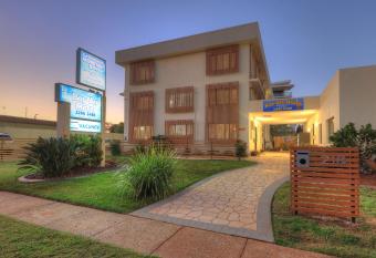 Cleveland Bay Air Motel allows 18 year olds to book a room