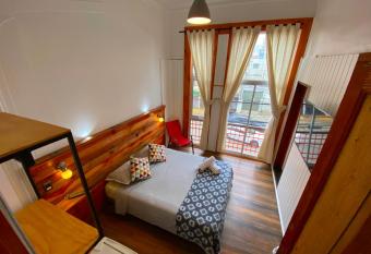 VOY Hostales - Poniente has Balcony rooms