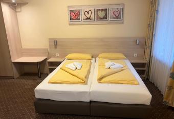 M&M Hotel - Seevetal allows 18 year olds to book a room