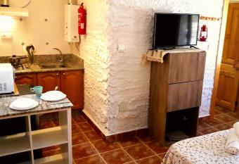 Casas y Cuevas El Solins has rooms with a private hot tub