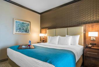 The Heritage Inn & Suites, Ascend Hotel Collection has rooms with a private hot tub