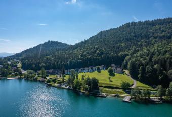 Hotelresort Klopeinersee has rooms with a private hot tub