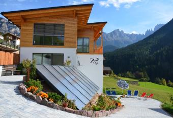 Gasthof Edelweiss has Balcony rooms