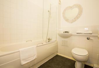 Gray Manor Hotel has rooms with a private hot tub