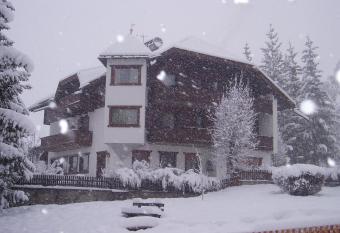 Garni Sayonara has Balcony rooms