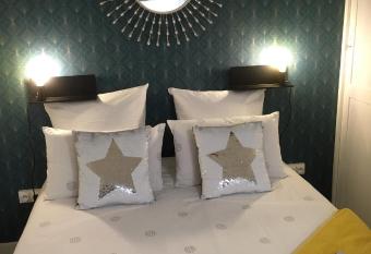 Appartement Saint-Sauveur allows 18 year olds to book a room