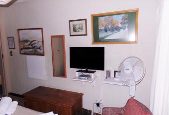 Old Umtali Guest House has rooms with a private hot tub