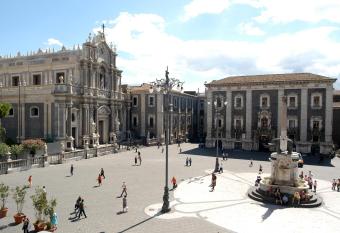Duomo Luxury Suite Catania has rooms with a private hot tub