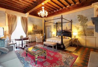 Villa Il Sasso - Dimora d Epoca has rooms with a private hot tub